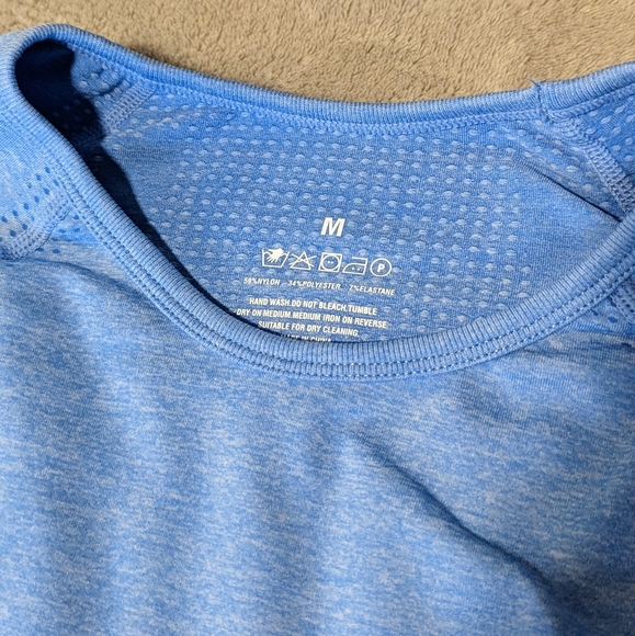 Seamless 2 Piece Set Workout Gym Shorts + Short Sleeve - Picture 8 of 9